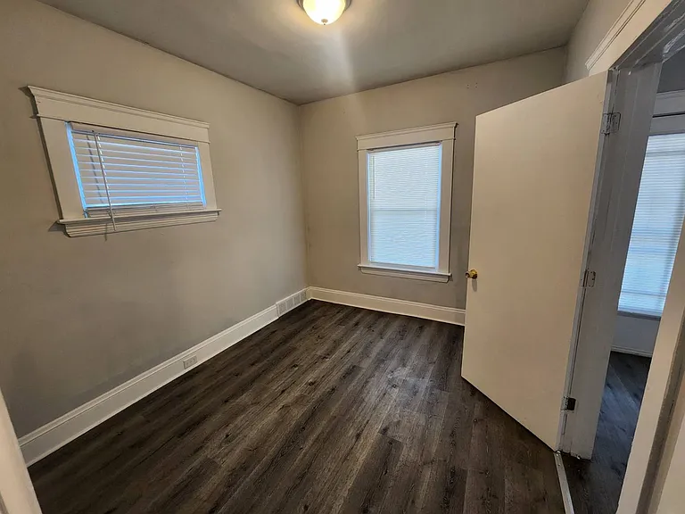 2762 E 120 St — Photo 52