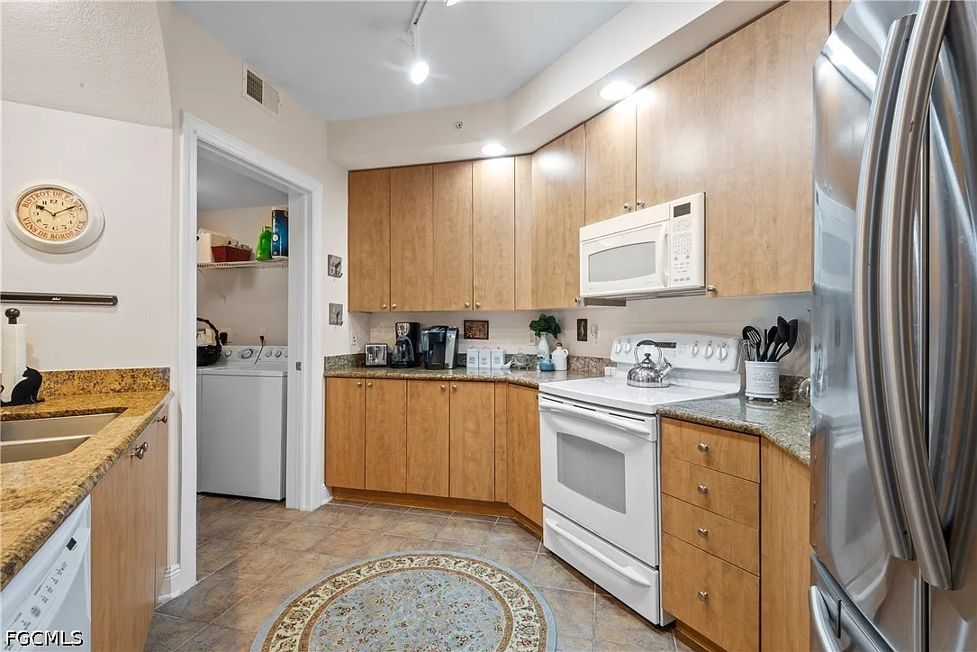 2 bed, 2.0 bath, 1083 sqft, $2,200 — Photo 2