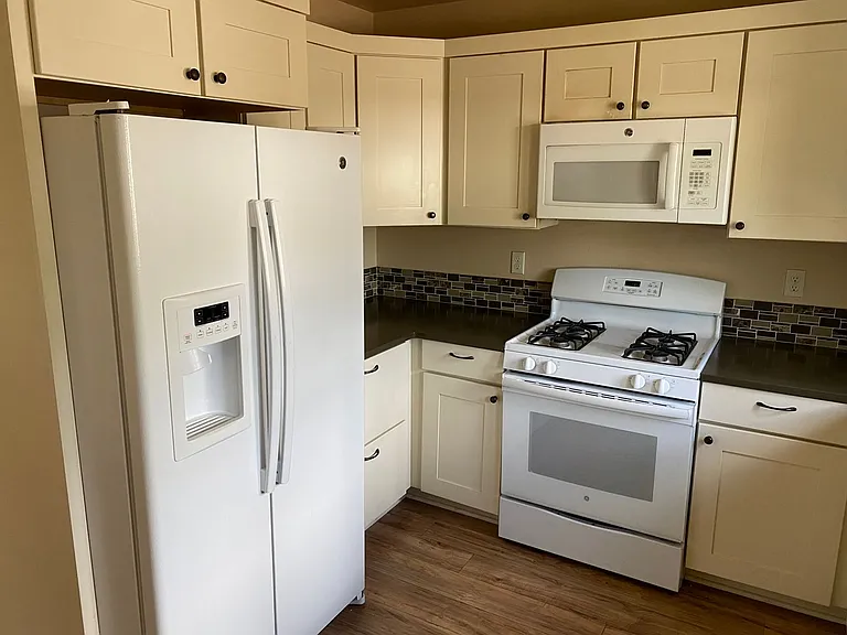 844 NW Newport Ave — Photo 5