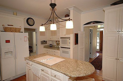 3rd image of 2208 Lullwater Dr