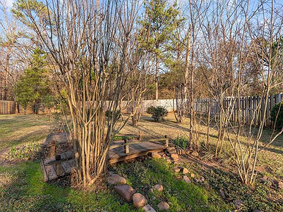 5th image of 11225 Magnolia Gln