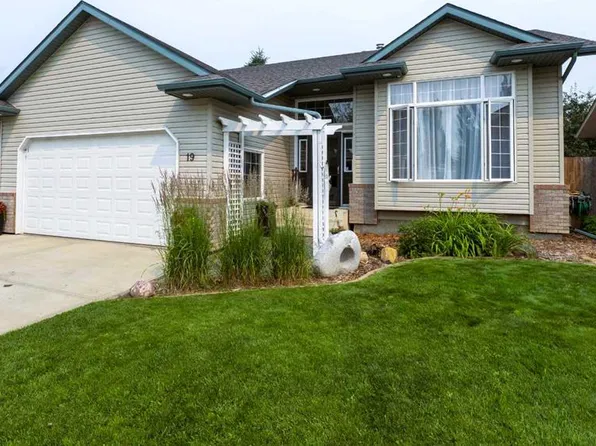 19 W Royal Cres, Lacombe, AB T4L 2H7