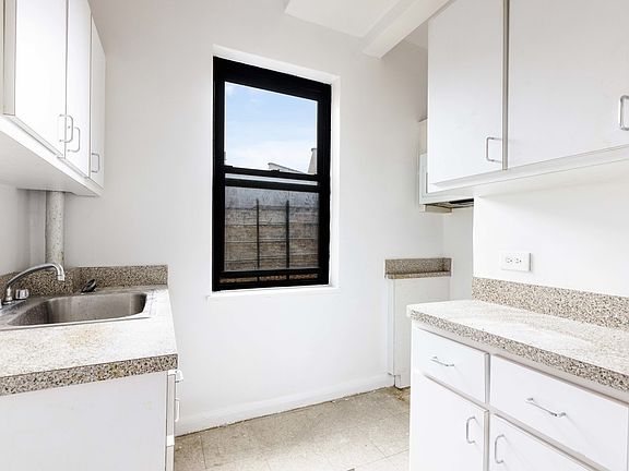 3rd image of 660 W 178th St #C2