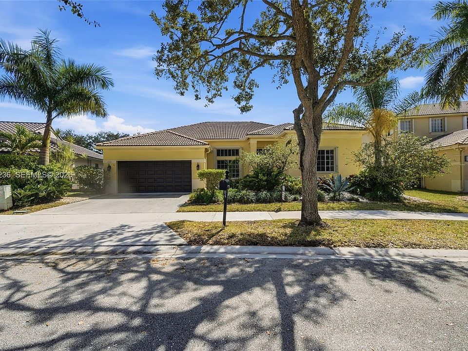 1st image of 833 Crestview Cir