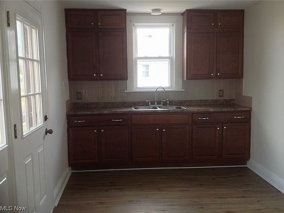 4th image of 1389 Broadway Ave
