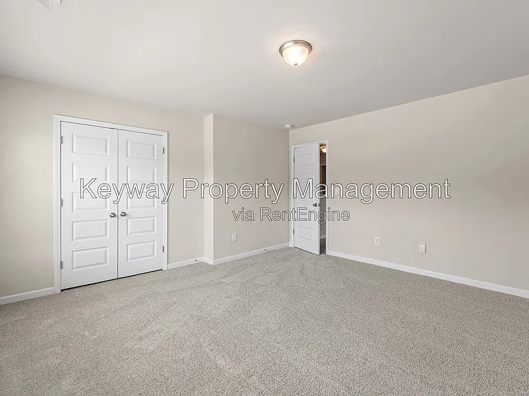 910 Clover Ct — Photo 16