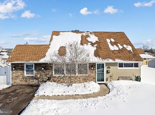 28 Macintosh Rd, Levittown, PA 19056