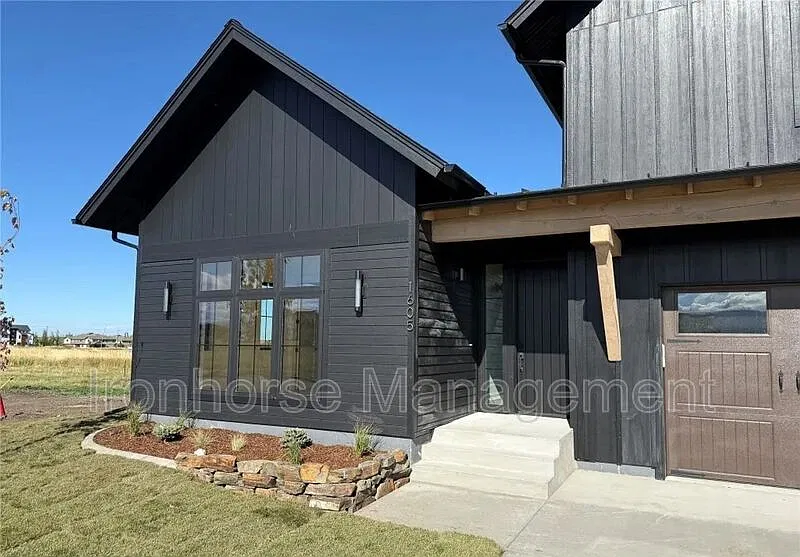 4 bed, 3.0 bath, 2941 sqft, $4,000 — Photo 2