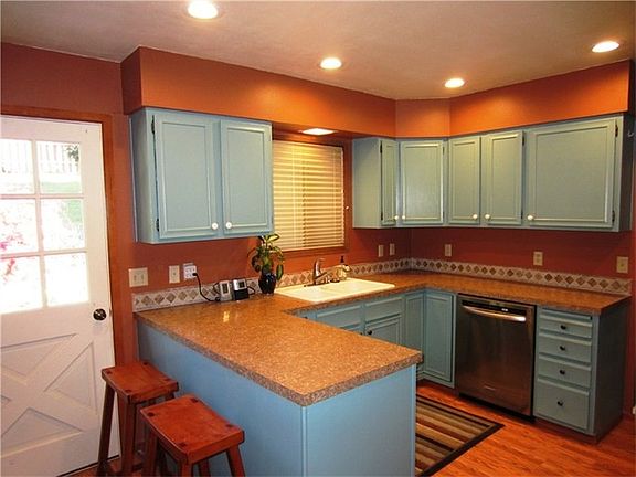 4th image of 250 Lakeshore Dr