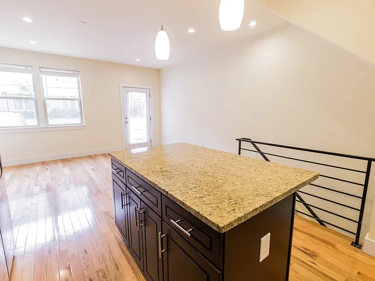1537 Ogden St — Photo 8