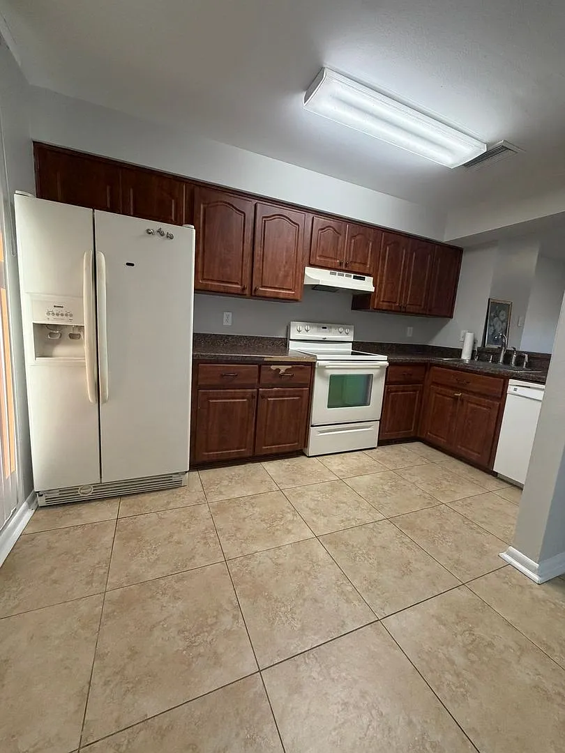 Building Photo - 3583 Whispering Oaks Ln #108