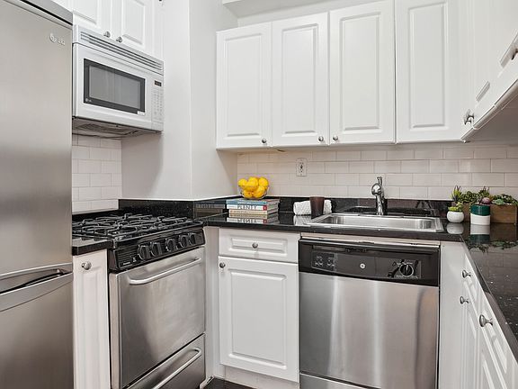 4th image of 401 W 56th St APT 6K