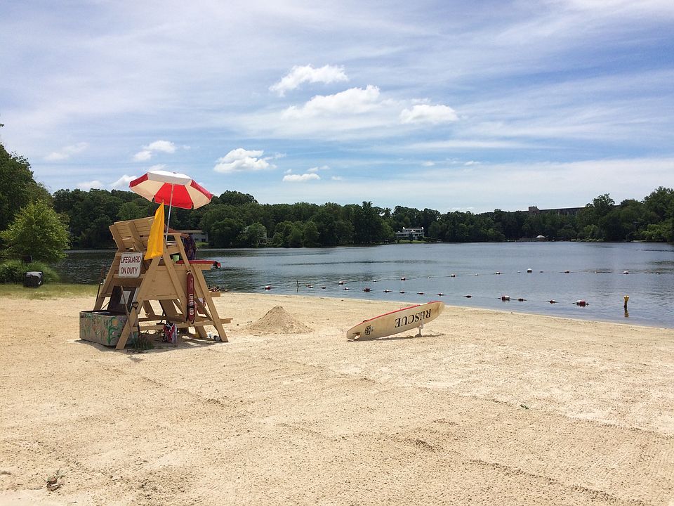 Lake Barcroft has 5 beaches perfect for sun bathing, boating, swimming, nature, kayaking and relaxation.