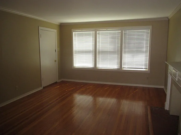 588 Ockley Dr — Photo 7