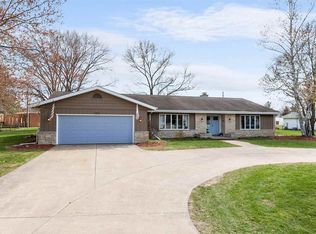 123 Shadow Lake Dr, Waupaca, WI 54981