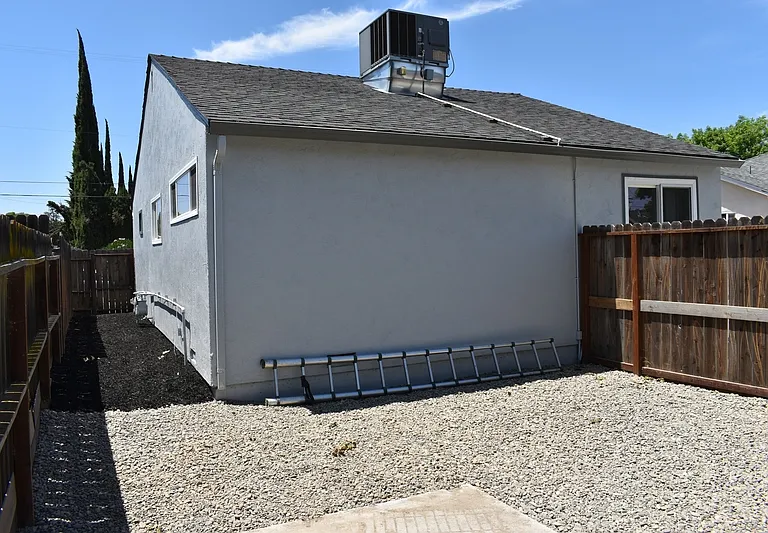 1720 Bessie Ave — Photo 23