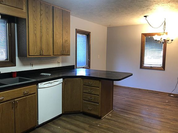 5th image of 2704 Center Ave