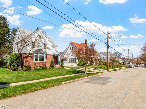 4th image of 146 Irving Pl