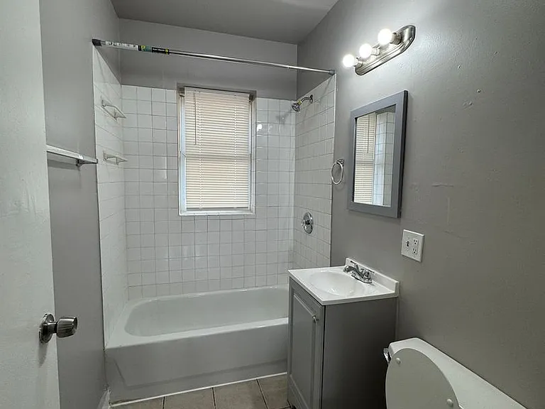 1617 W 78th St #2 — Photo 3