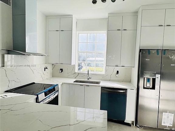 5th image of 1024 Lenox Ave APT 2