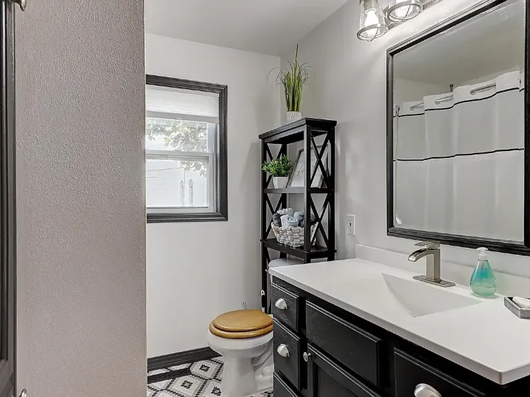511 W Wisconsin St — Photo 24