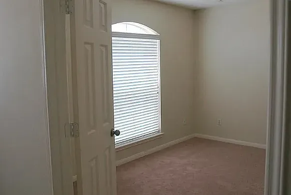 4 bed, 2379 sqft, $2,400 — Photo 3