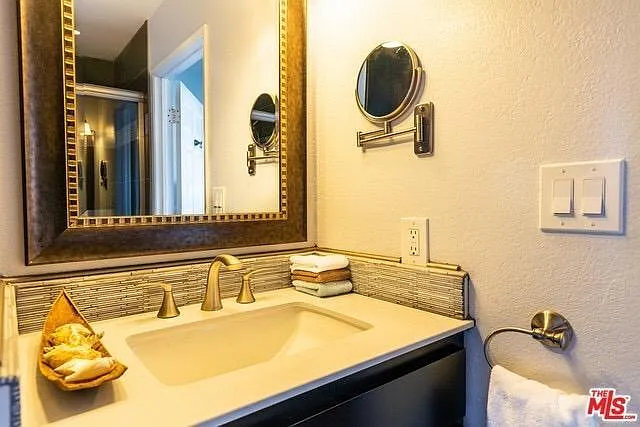 Guest full bath