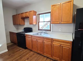 28 Tracy Ave APT B, Jewett City, CT 06351