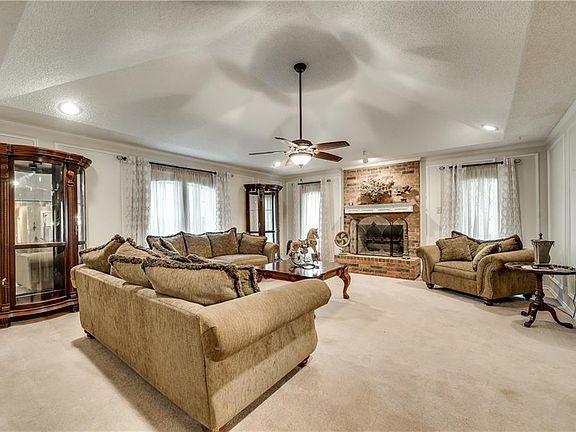 4th image of 5800 Royal Club Dr