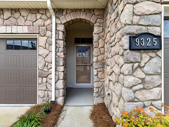 3rd image of 9325 Glenburn Ln
