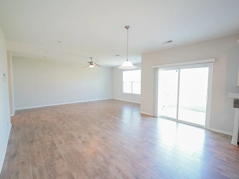 215 Shelton St — Photo 8
