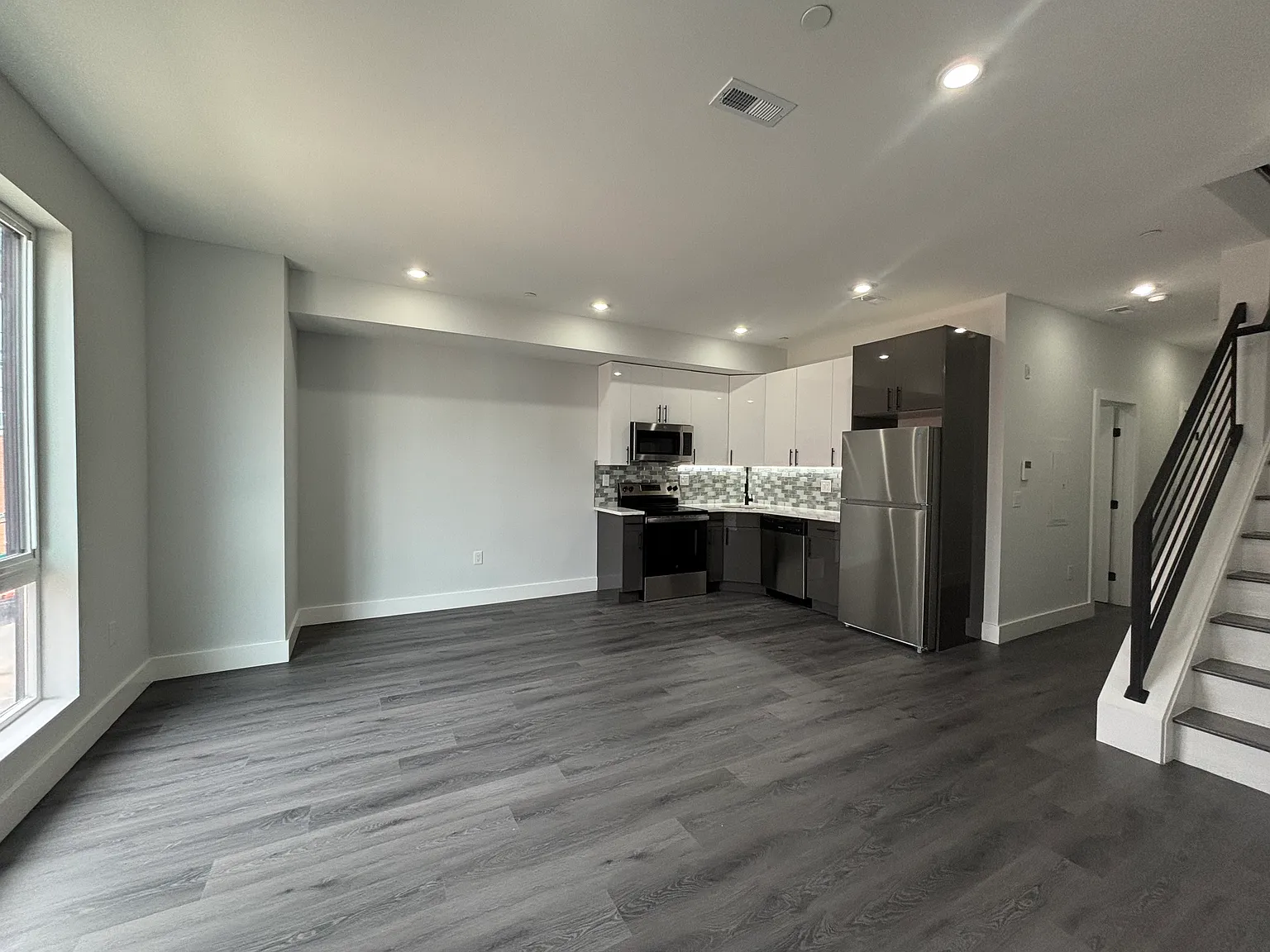 3 bed, 900 sqft, $2,000 — Photo 1
