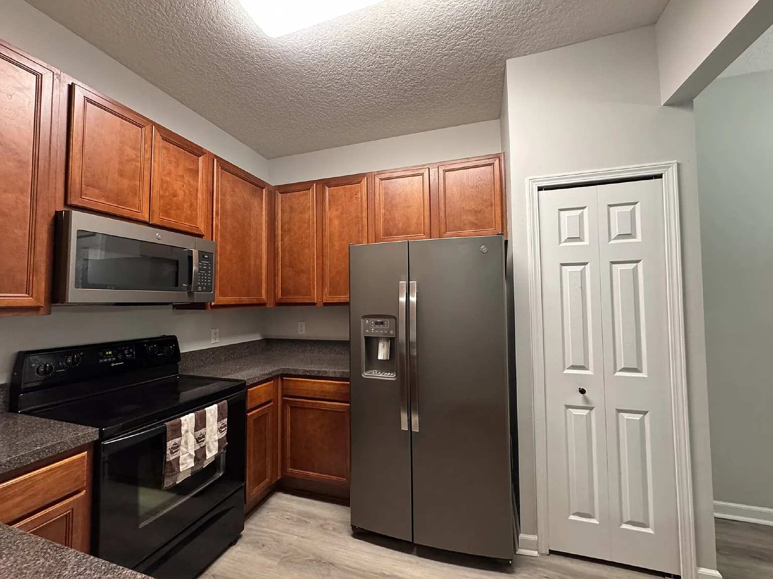 3 bed, 2.0 bath, 1369 sqft, $1,600 — Photo 3