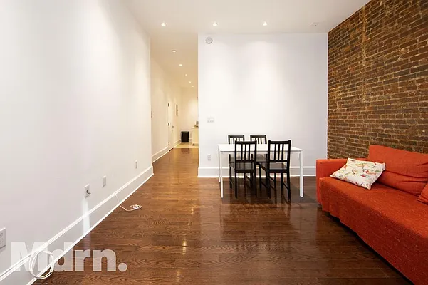 Rented by Mdrn Residential | media 7