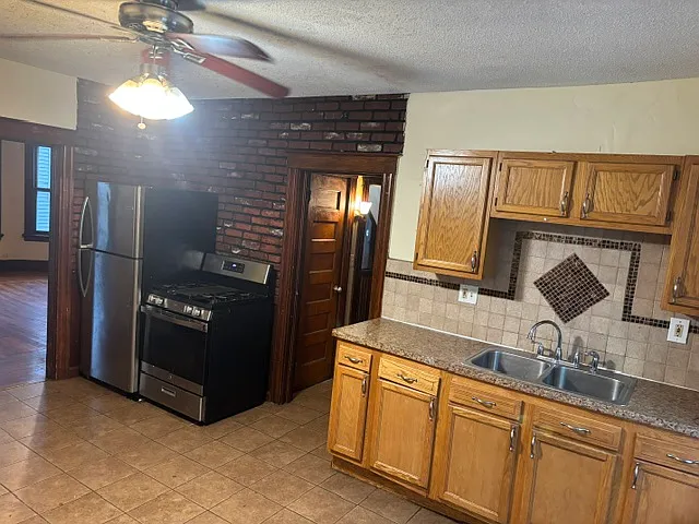 3 bed, 1000 sqft, $1,650 — Photo 3