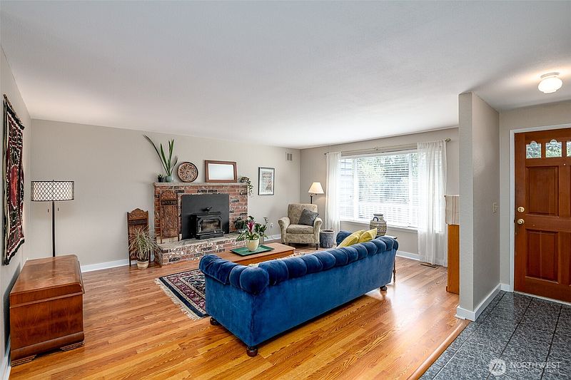 4th image of 424 119th Avenue E