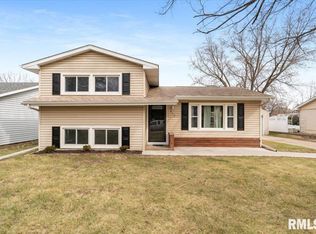 817 8th Ave, Silvis, IL 61282