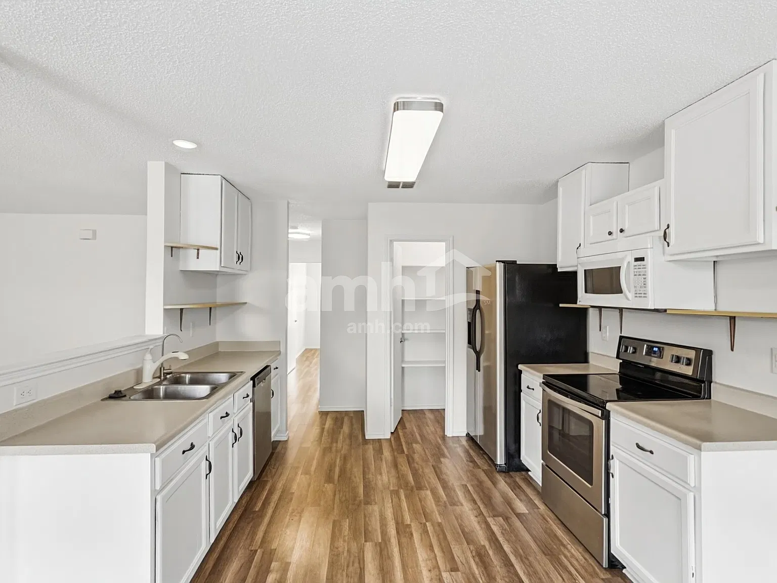 3 bed, 2.0 bath, 1569 sqft, $2,085 — Photo 3