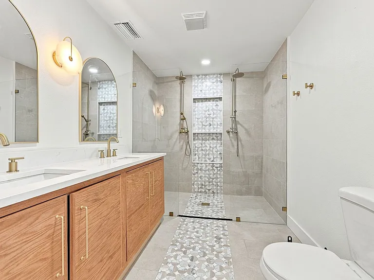 1161 Howard St — Photo 33