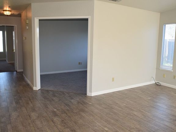 5th image of 593 Oakborough Ave