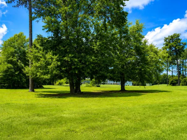 137 Plantation Dr, Manning, SC 29102
