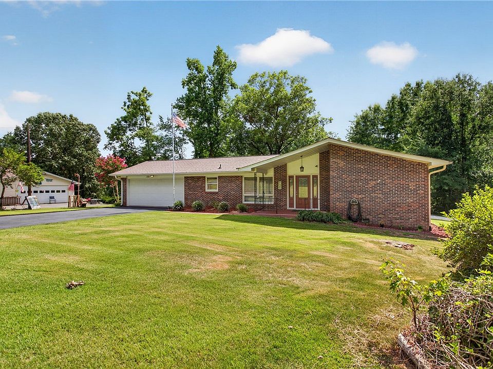 1st image of 135 Brookhaven Cir