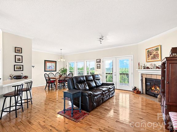 3rd image of 92 Bend View Dr