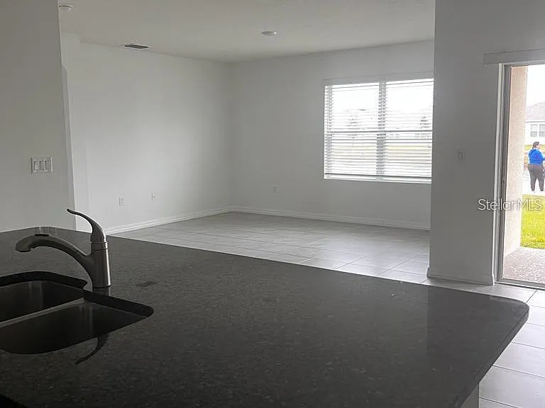 521 Nicken Grv — Photo 6