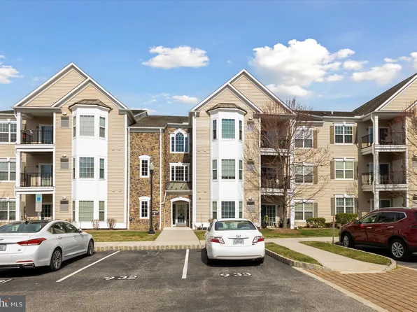 902 Creekside Dr, Brookhaven, PA 19015