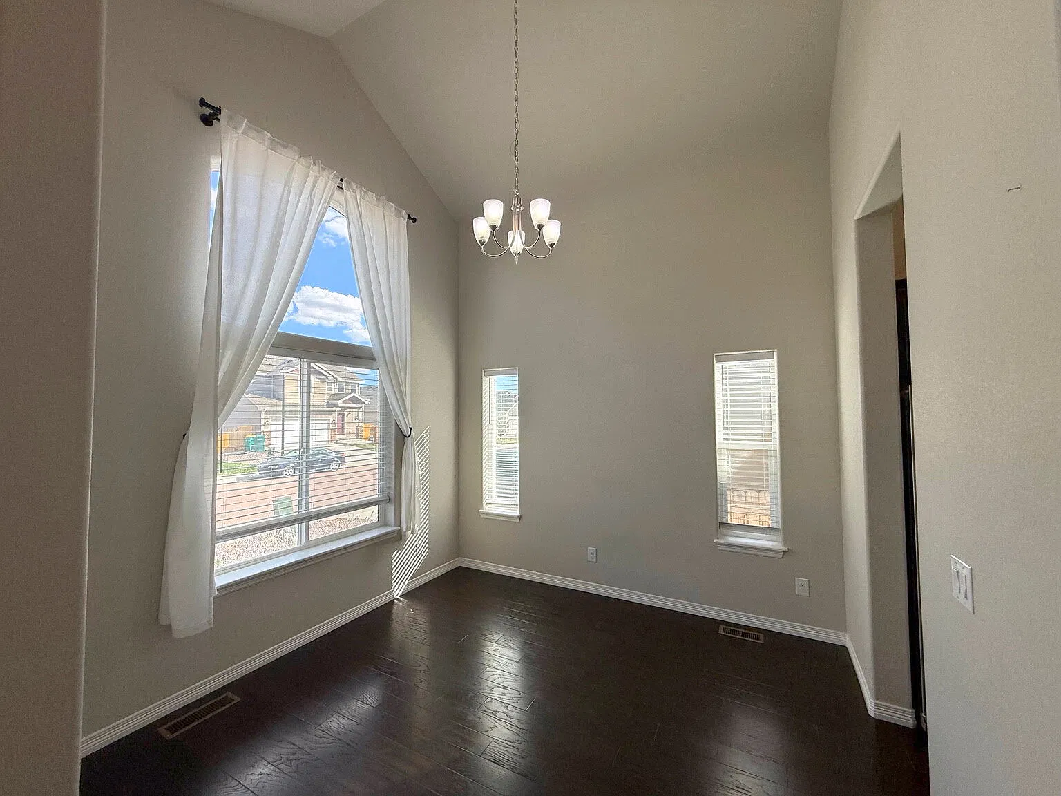 4 bed, 3.5 bath, 2596 sqft, $2,500 — Photo 4