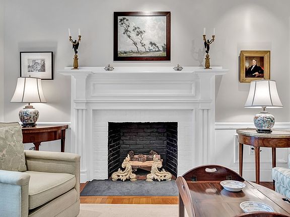 5th image of 985 Memorial Dr #203