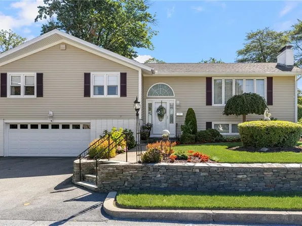 105 Coldbrook Dr, Cranston, RI 02920