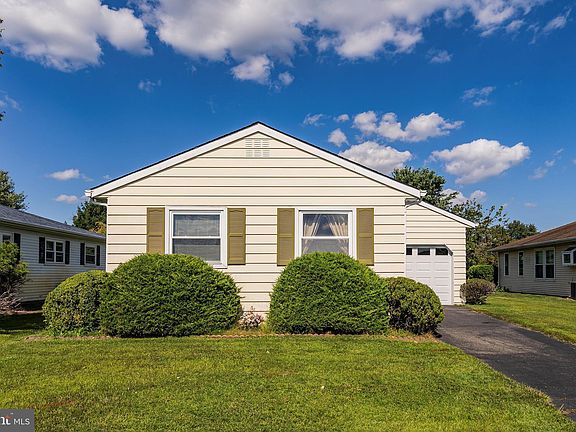 3rd image of 206 Harrington Dr N