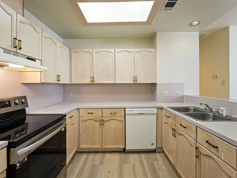 502 Gregory Ct — Photo 12
